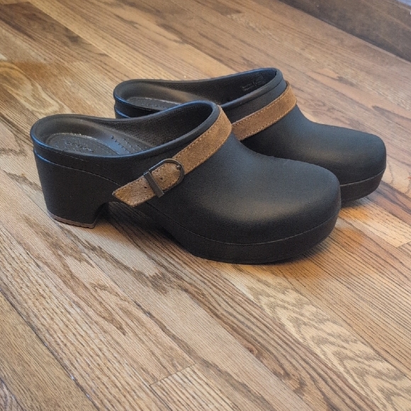 CROCS Sarah Black and Tan Women's Mules - Picture 1 of 5